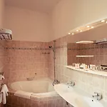Rozmbersky Dvur 4*