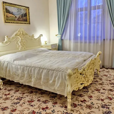 Rozmbersky Dvur 4*