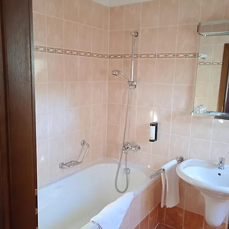 Rozmbersky Dvur 4*