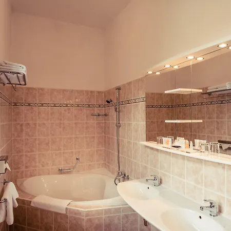 Rozmbersky Dvur 4*
