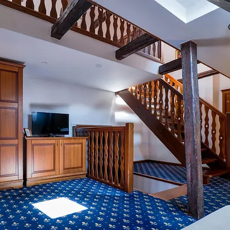 Lh Gold Hotel