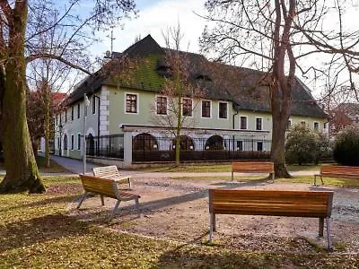 Rozmbersky Dvur 4*