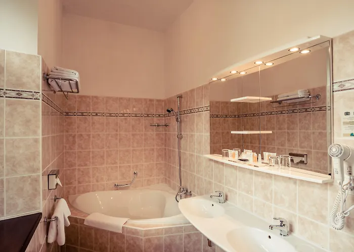 Rozmbersky Dvur 4*