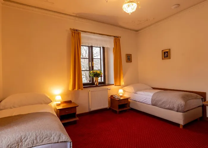 Rozmbersky Dvur 4*
