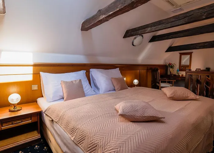 Rozmbersky Dvur 4*