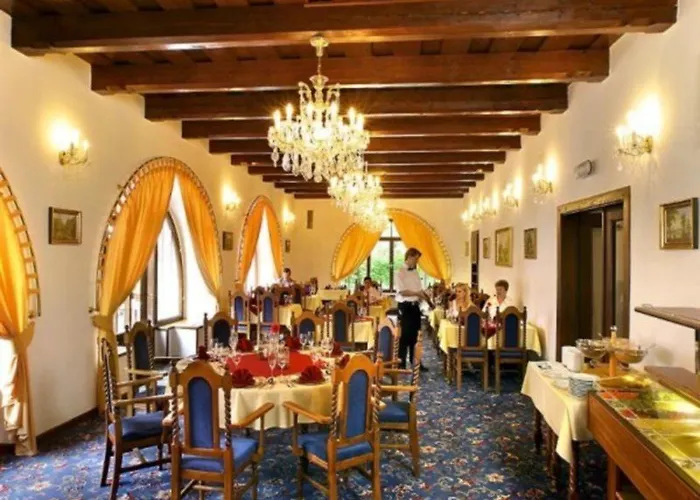 Rozmbersky Dvur Otel